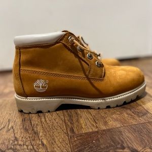 Women’s white trimmed Timberline boots